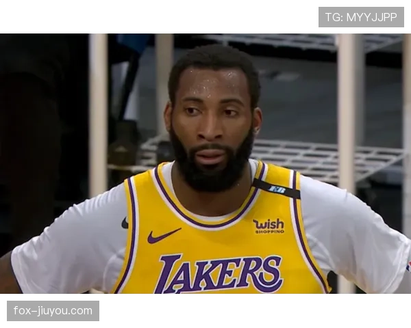 霍勒迪挡拆为字母哥制造错位 提升关键回合掌控 霍勒迪挡拆为字母哥制造错位 提升关键回合掌控